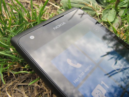 Большой сенсорный экран смартфона Nokia Lumia 900.