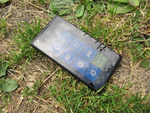 Nokia Lumia 900 работает под управлением операционной системы Windows Phone 7.5 Refresh.