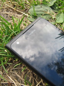 Фотография смартфона Nokia Lumia 900.