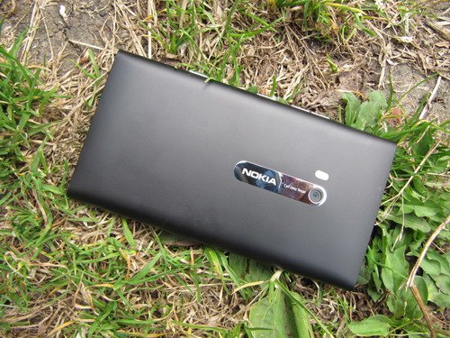 В Lumia 900 используется сенсорный экран 4,3 дюйма, выполненный по ёмкостной технологии. 