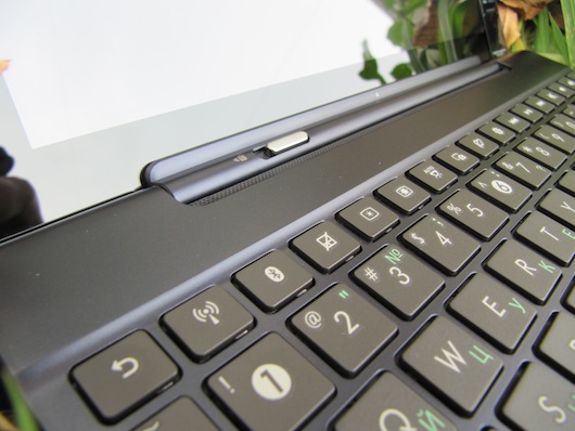 Застежка, при помощи которой планшет крепится к клавиатуре.