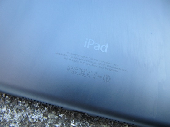 Корпус Apple iPad mini изготовлен из алюминия.