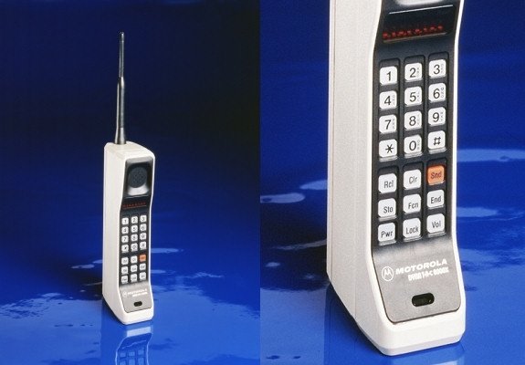 Первый коммерческий мобильный телефон Motorola DynaTAC 8000x.