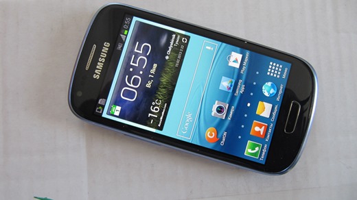 Смартфон Samsung Galaxy S III mini.
