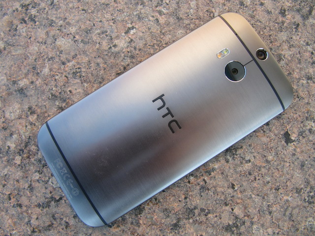 Смартфон HTC One M8.