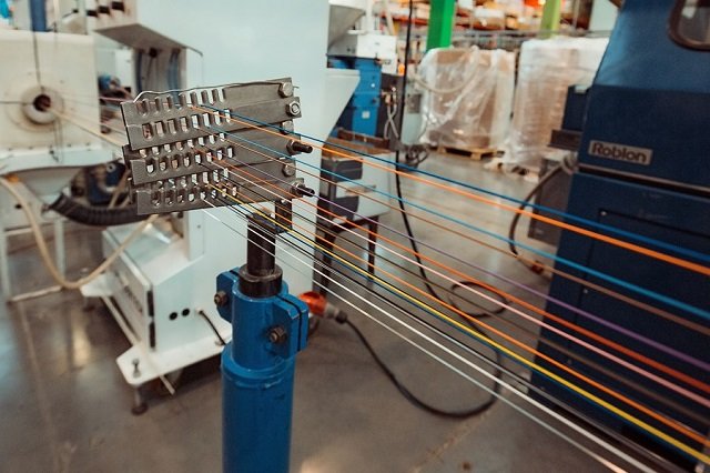Производство волоконнооптического кабеля на заводе Инкаб в Перми.