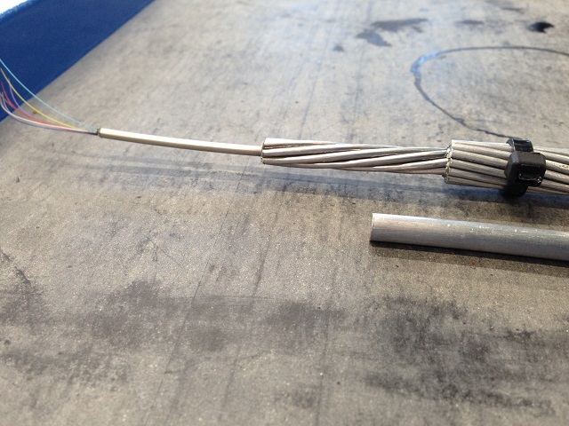 Оптоволоконный кабель, встроенный в грозозащитный трос.