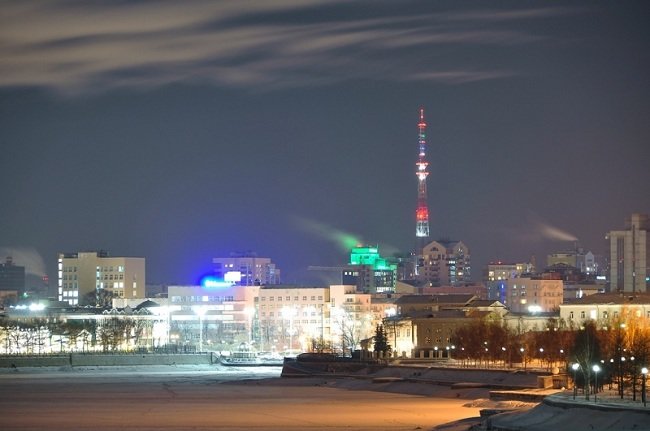 Вид на телевизионную башню на Луначарского в Екатеринбурге.