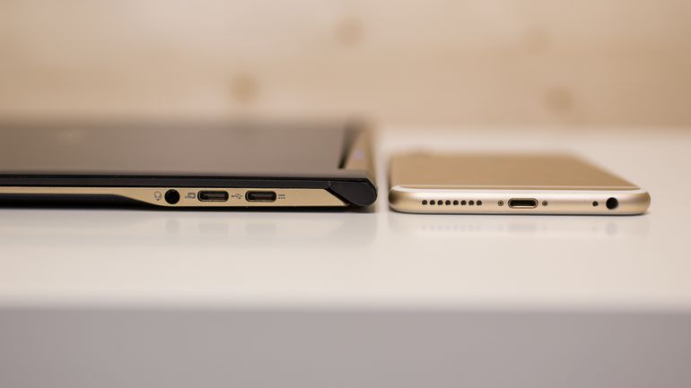 Сравнение Acer Swift 7 с iPhone 7.