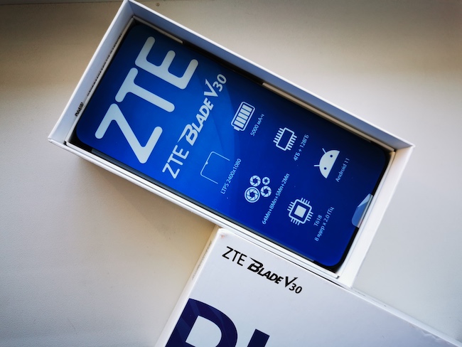 Обзор недорогого смартфона ZTE Blade V30 на Android 11.
