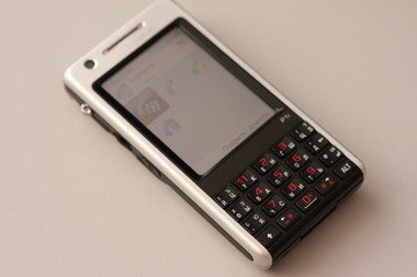 Лицевая панель Sony Ericsson P1i выполнена из полированного анодированного алюминия.
