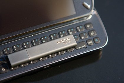 QWERTY-клавиатура Nokia N97 и металлический стилус.