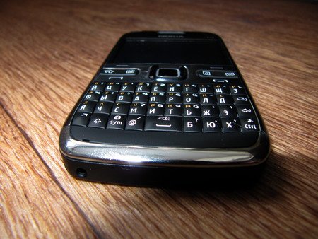Фотография смартфона Nokia E72.