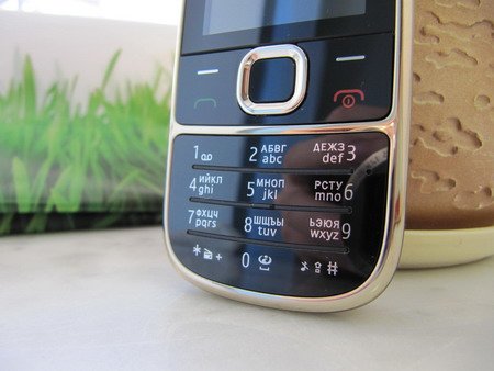 Недорогие телефоны финской компании пользуются большой популярностью у людей и новый Nokia 2700 тому яркий пример.