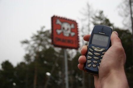 Российские власти в серьез озаботились проблемой негативного влияния на здоровье человека мобильных телефонов.