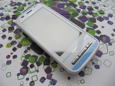 Nokia C6 - смартфон с QWERTY-клавиатурой.
