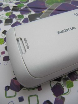Задняя поверхность Nokia C6.