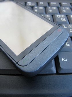 Корпус смартфона Nokia C5 выполнен из пластика.