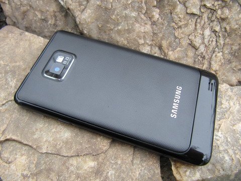 В отличие от предшественника дизайн Galaxy S II стал более строгим и солидным.