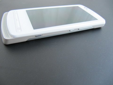 Nokia 700 поддерживает технологию NFC.