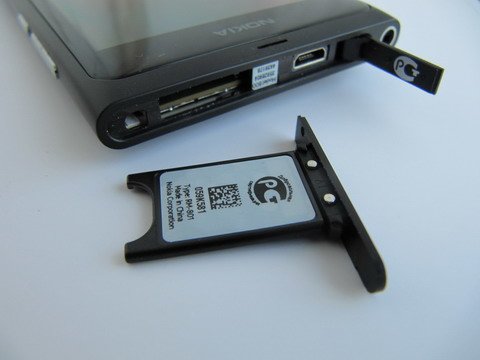 Разъем для подключения интерфейсного кабеля и зарядного устройства microUSB, а также отсек на салазках для сим-карт формата Micro-SIM расположились на верхнем торце.