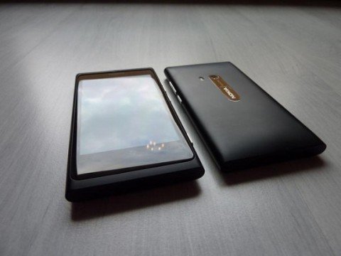 Nokia 800 в сравнении с Nokia N9.