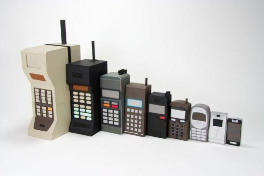 Первый коммерческий мобильный телефон Motorola DynaTAC.