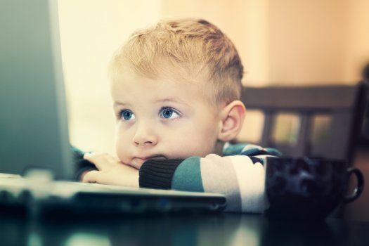 Ребенок с компьютером.