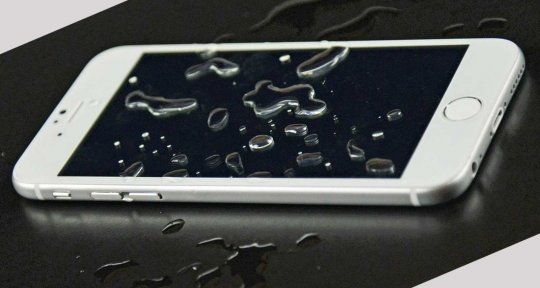 iPhone 6 Plus в воде.