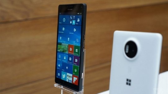 В России начались продажи флагманских смартфонов Microsoft.
