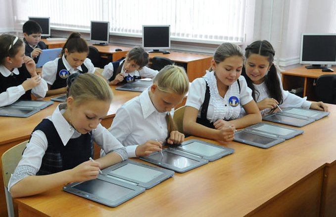 В Свердловской области началось тестирование двухэкранных планшетов в школах.