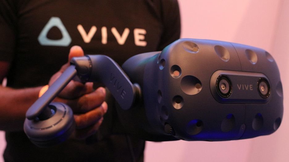 HTC представила шлем виртуальной реальности Vive Pro.