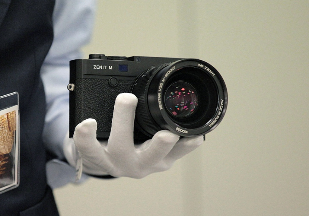 Фотокамера Zenit M с дальномерным объективом представлена официально.