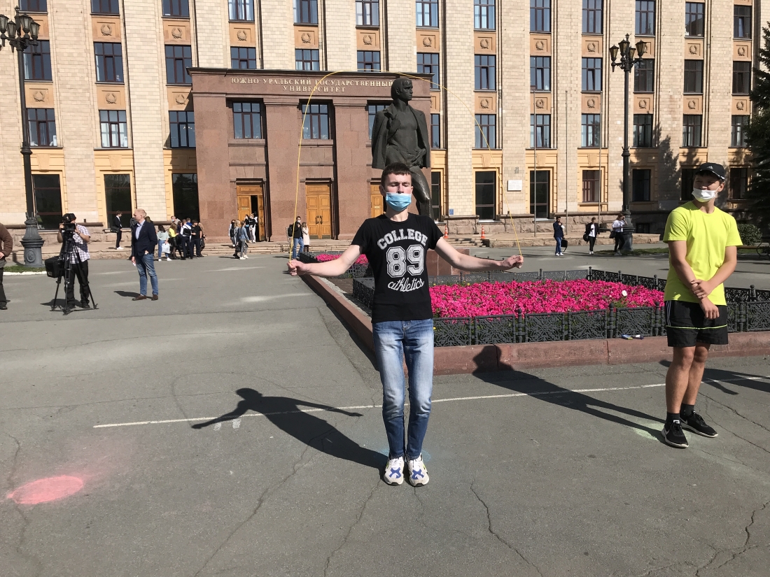 Студенты ЮУрГУ и «Ростелеком» поздравили Челябинск с днём города с помощью оптической скакалки.