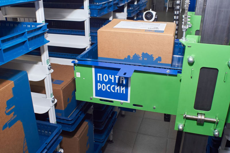 «Почта России» начала использовать робота для автоматизированной выдачи посылок.