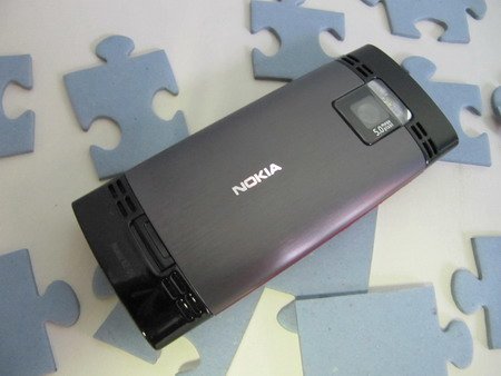 Задняя крышка Nokia X2 изготовлена из маталла.
