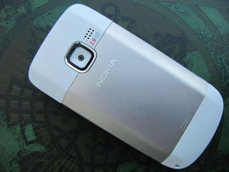 Задняя сторона Nokia C3-00.