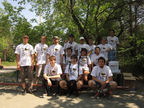 Призеры велокэшинга в Челябинске в фирменных футболках.