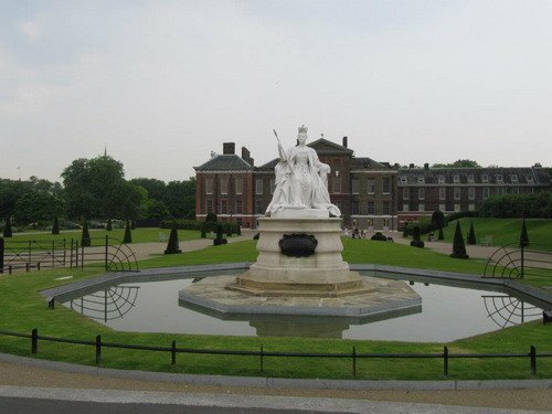 Памятник королеве Виктории в Кенсингтонском парке.