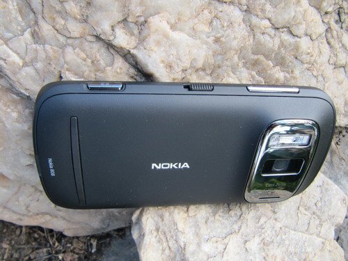 Смартфон Nokia 808 PureView и его элементы управления.