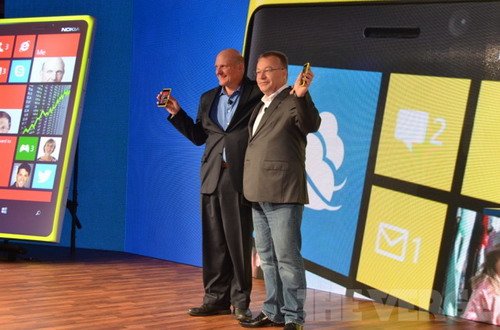 Главы Microsoft и Nokia — Стив Балмер и Стивен Элоп.