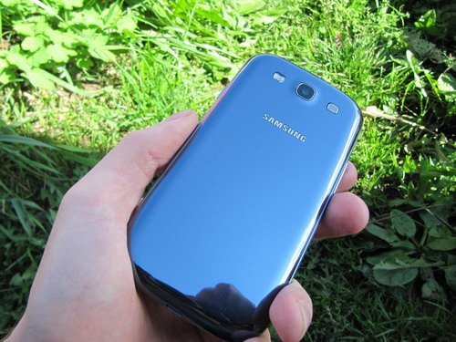 Смартфон Samsung Galaxy S III.