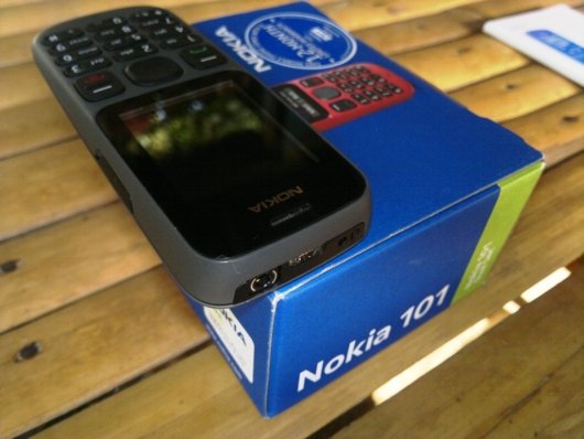 Самый простой телефон Nokia 101.