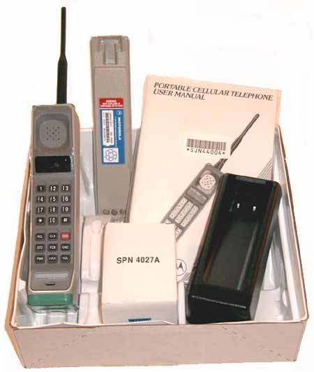 Первый мобильный телефон Motorola.