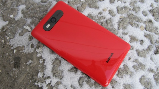 Тест-обзор смартфона Nokia Lumia 820: задняя крышка.