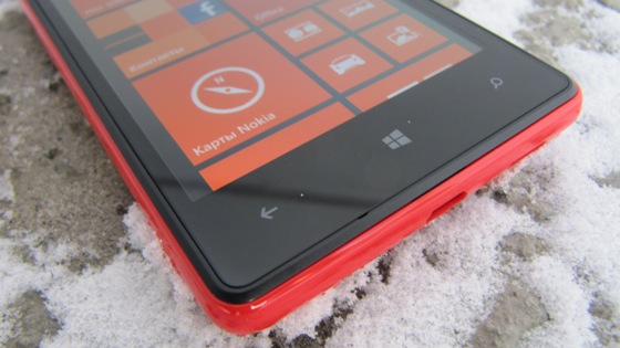 Кнопки управления смартфоном Nokia Lumia 820.