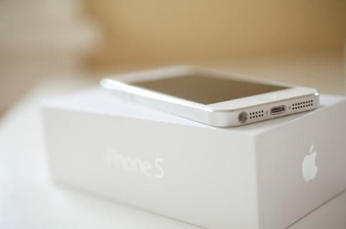 Белый iPhone 5.