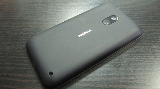 Lumia 620 в чёрном цвете.
