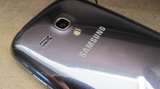 Смартфон Samsung Galaxy S III mini.