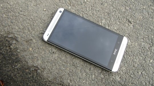 Смартфон HTC One.